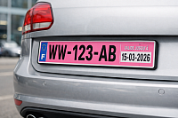 Nouvelle plaque d’immatriculation rose