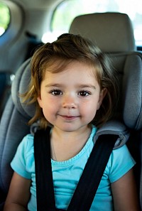 Sécurité enfant en voiture : un enfant correctement installé dans un siège auto adapté, avec un harnais bien ajusté. Une installation conforme réduit fortement le risque de blessures graves en cas d’accident et reste le premier geste de protection des plus jeunes passagers.